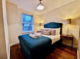 Stylish Luxury Serviced Apartment next to City Centre with Free Parking - Contractors & Relocators