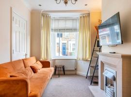 2 bed terraced house with loft in Stratford London，位于伦敦Forest Gate Railway Station附近的酒店