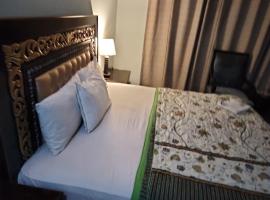 Hotel Versa Appartments lodges Gulberg3，位于拉合尔的带按摩浴缸的酒店