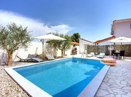 Cozy villa Michelle with private pool near Pula