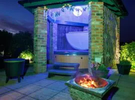 Lincoln Holiday Retreat Cottage with Private Hot Tub