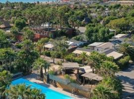 Ramatuelle, Plage de Pampelonne, Bungalow La Toison d Or Saint Tropez 4D05，位于圣特罗佩的简易别墅