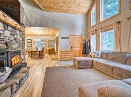 Garden Valley Cabin with Loft and Large Deck!，位于Crouch的酒店