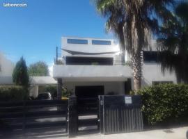 Appartement rdc pieds dans l'eau，位于塞特港的酒店