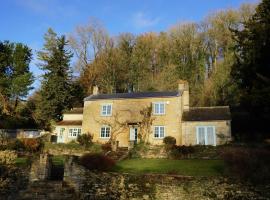 The Snicket - Traditional Cotswold Home，位于切尔滕纳姆的带停车场的酒店