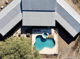 Mountain Views I Pool&Hot Tub I Home for 20 Guests，位于康肯的酒店