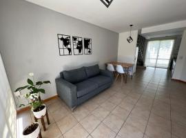 Hermoso duplex con estacionamiento，位于瓜伊马延的酒店