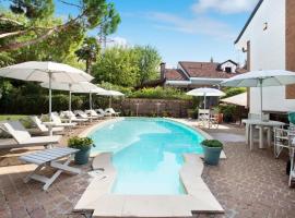 Villa La palmetta，位于佩斯基耶拉博罗梅奥的酒店