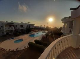 Квартира с видом на море с бассейном，位于米拉斯的酒店