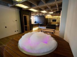 Deluxe Man cave with jacuzzy，位于恩维加多的酒店