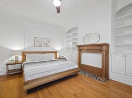 Bloomfield/Shadyside @E Stylish and Modern Private Bedroom with Shared Bathroom，位于匹兹堡的民宿