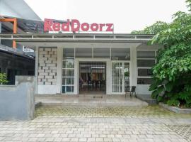 Reddoorz near Stadion Kridosono Blora，位于Blora的带停车场的酒店