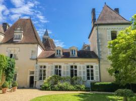 Charming 14th Century Village Chateau with gardens and outdoor heated pool，位于Celles的酒店