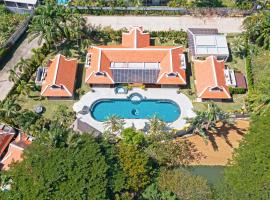 Villa Carlos, Luxury 7 BDR Private Pool Villa, Baan Bua Nai Harn, Phuket，位于拉威海滩的豪华酒店