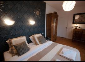 LOGIS HOTEL BELLEVUE RESTAURANT LA POMME d'OR，位于Coucy-le-Château-Auffrique的酒店
