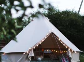 Wildberry glamping，位于Orgères-la-Roche的酒店