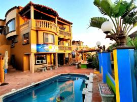 5 bedroom Beachfront pool & Spa，位于恩塞纳达港的酒店