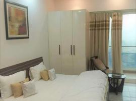 NE-1st time in Noida Stay In mall，位于诺伊达的酒店