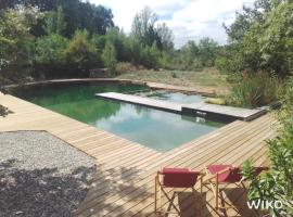 Gîte Les Cabanes de Fallot pour 15 personnes - piscine naturelle，位于LʼIsle-Bouzon的酒店