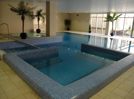 Rochestown Lodge Hotel，位于邓莱里的带泳池的酒店