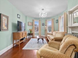 Bright & Spacious 2Br apartment, mins from Downtown Boston, parking，位于波士顿的度假短租房