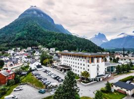 Grand Hotel - by Classic Norway Hotels，位于翁达尔斯内斯的带停车场的酒店