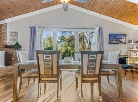 Fully-Stocked, Pet-friendly, Relaxing Home Near Yosemite and Bass Lake，位于North Fork的酒店
