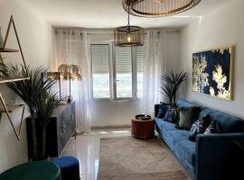 Couples Only, beautiful 1 Bedroom Apartment in Victoria Building，位于莫哈卡尔的酒店