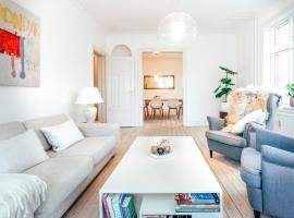 Elegant, evocative and cosy home in Østerbro with a panoramic view. Eco-friendly. 1km harbour/ beach, 3km- city center, 13km-airport.，位于哥本哈根的家庭/亲子酒店