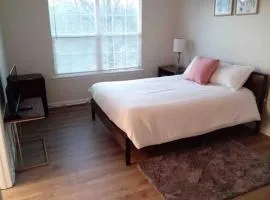 Elegant 4 bedroom house with community pool & deck