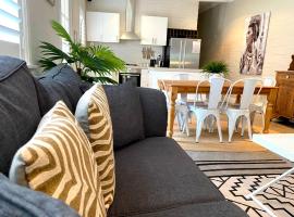 The Edward Townhouse 157 - Steps to Town，位于奥兰治的酒店