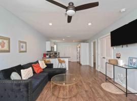 Stylish 2 bedroom home close 2 dtown, nas, and bch，位于彭萨科拉Pensacola Village Shopping Center附近的酒店