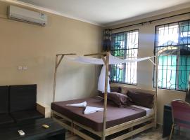 L&J Modern Backpackers Kinondoni，位于达累斯萨拉姆达累斯萨拉姆购物广场附近的酒店