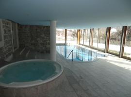 Luxury Apartment, Panoramic Mountain Views, 5* Spa Facilities - 4 Bedroom，位于代堡的酒店