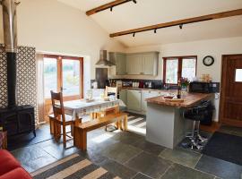 The Old Dairy - Boutique Countryside Cottage at Harrys Cottages，位于Pen y Clawdd的度假屋