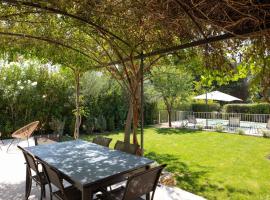 Maison Cocoon Lourmarin 6 personnes，位于卢马罕的酒店