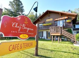 Chez Les Bergeron，位于Saint Aime Des LacsLa Maison du Bootlegger烧烤店附近的酒店