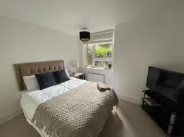 Peaceful & Modern Double Bedroom With Garden View
