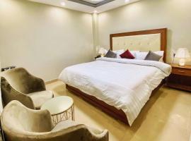 Grand Luxury Hotel Multan，位于木尔坦的酒店