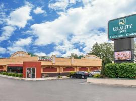 Quality Inn Conference Center Logansport，位于Logansport的带停车场的酒店