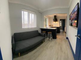Harewood Lodge - Single and Double Rooms Self Serve Apartment，位于金斯林的木屋