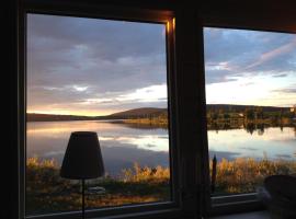 Lakeside cottage in Lapland with great view，位于Skaulo的别墅