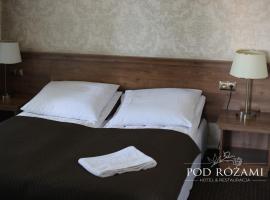 Hotel POD RÓŻAMI，位于Jedlnia-LetniskoRadom-Sadkow Airport - RDO附近的酒店