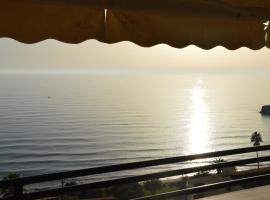 Most Panoramic balcony Aeolos Home 108，位于格利法达的高尔夫酒店