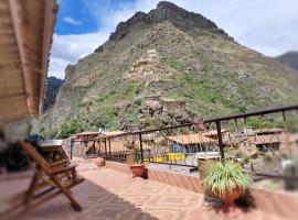 Hostal EL VIAJERO en Ollantaytambo，位于奥兰太坦波的带停车场的酒店
