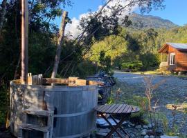 Caba&ntilde;as & Tinajas Entre Volcanes，位于奥尔诺皮伦的带泳池的酒店