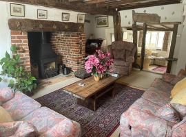 Acacia Cottage，位于霍尔斯特德的酒店