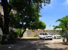 Entire 6-Bedroom Villa Free parking with Fast Wifi，位于迪斯卡弗里贝的酒店