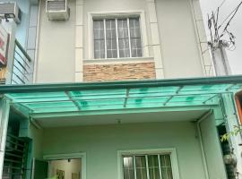 Townhouse Apartment near SM City Lucena，位于卢塞纳的酒店