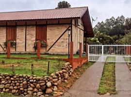 Caminhos da Serra do Tabuleiro - Chalé das Árvores，位于圣博尼法西乌的带停车场的酒店